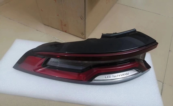 BYD TANG EV DMI の LED 後部尾灯が中部尾灯を通過する