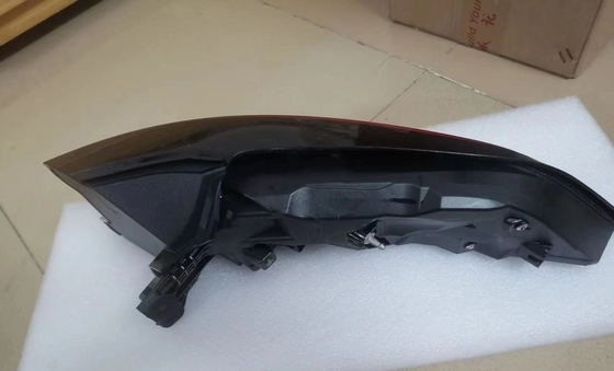 BYD TANG EV DMI の LED 後部尾灯が中部尾灯を通過する