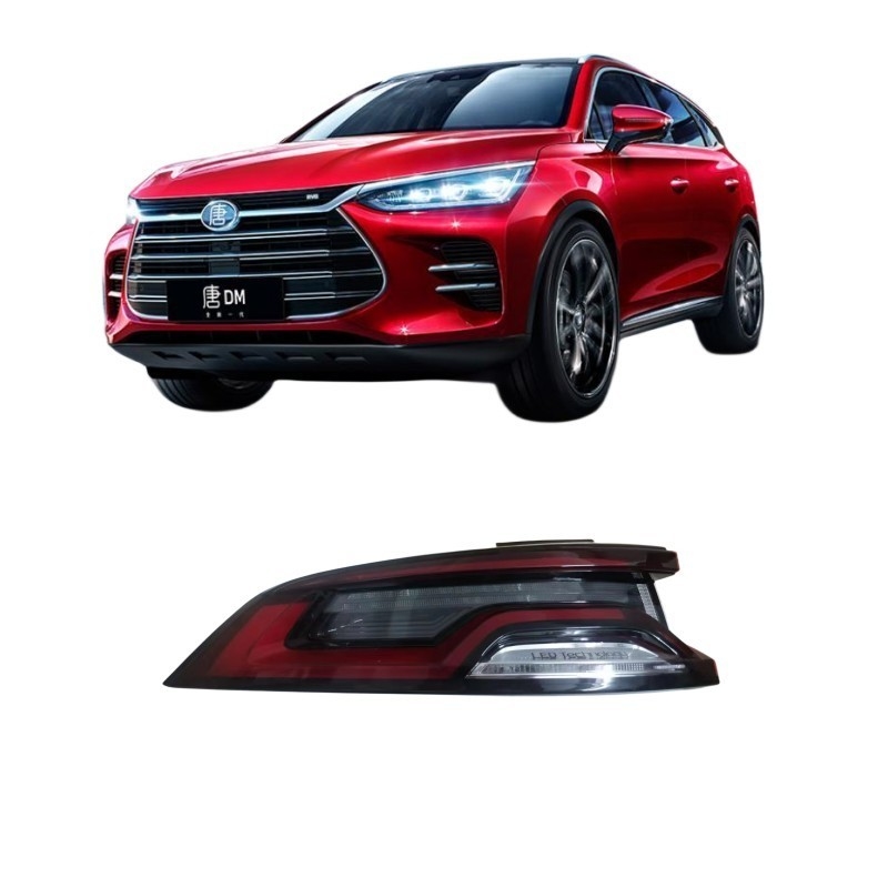BYD TANG EV DMI の LED 後部尾灯が中部尾灯を通過する